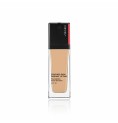 Flytande makeupbas Shiseido Synchro Skin Radiant Lifting Nº 310 Silk 30 ml