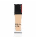 Flytande makeupbas Shiseido Synchro Skin Radiant Lifting Nº 220 Linen 30 ml